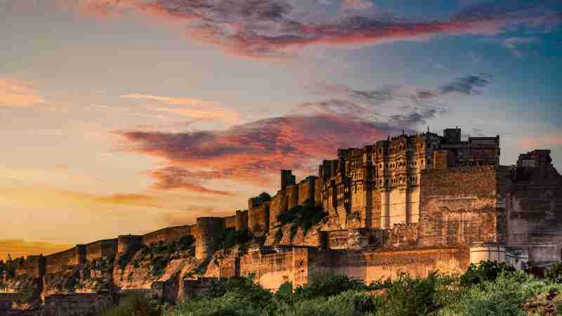 Stunning view of Mehrangarh Fort during a vibrant sunset in Jodhpur, India., tags: indien und - pexel